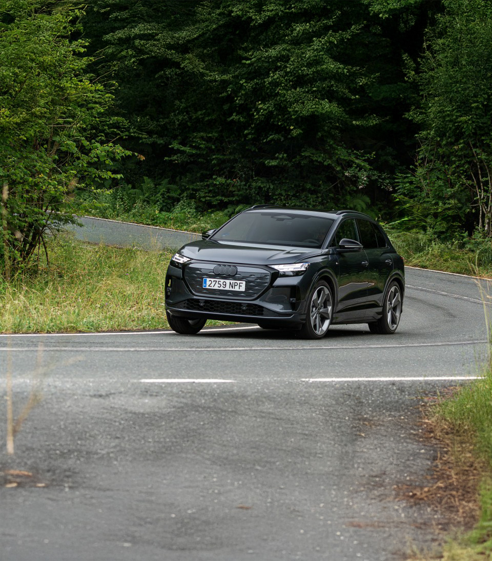 Audi Q4 e-tron, plano frontal en carretera